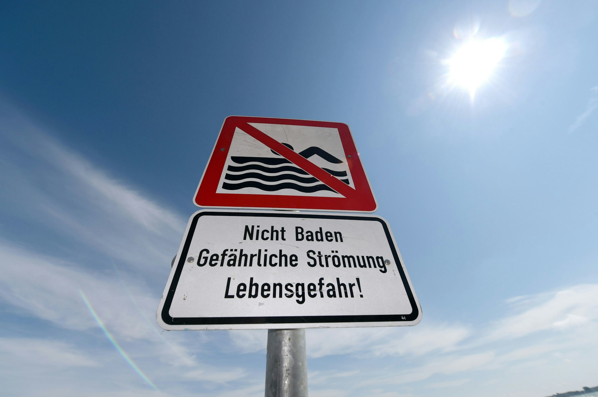 Ein Badeverbot wie hier am Timmendorfer Strand gilt ab Mitternacht auch am kompletten Rheinufer in Düsseldorf.