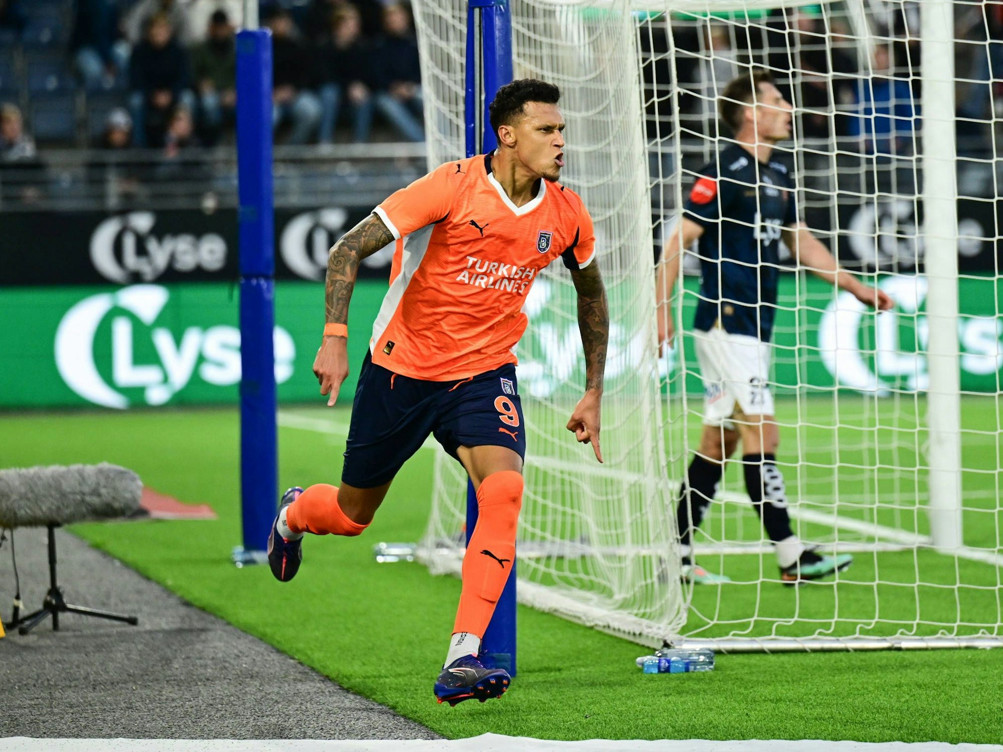 Davie Selke jubelt intensiv über ein Tor.