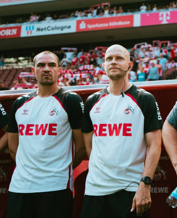 Kölns Cheftrainer Lukas Kwasniok und seine Assistenten René Wagner und Hannes Dold (v.r.). Dold wurde nun seiner Aufgaben erst einmal entbunden.