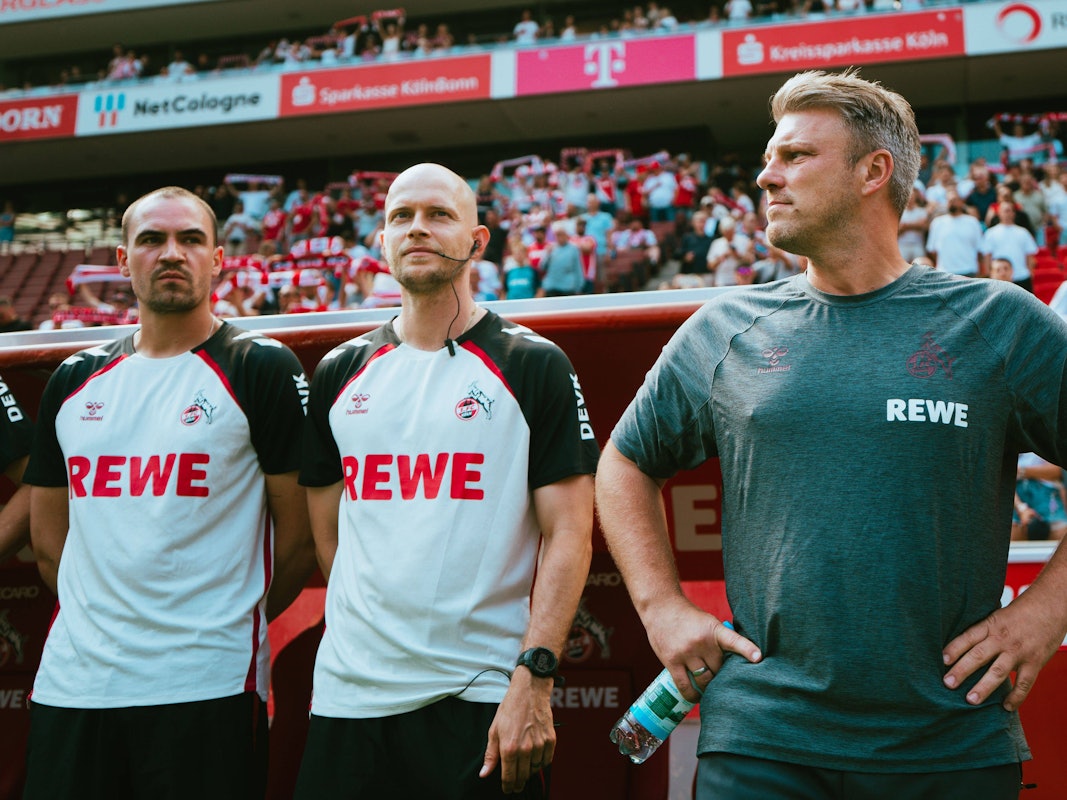Kölns Cheftrainer Lukas Kwasniok und seine Assistenten René Wagner und Hannes Dold (v.r.). Dold wurde nun seiner Aufgaben erst einmal entbunden.