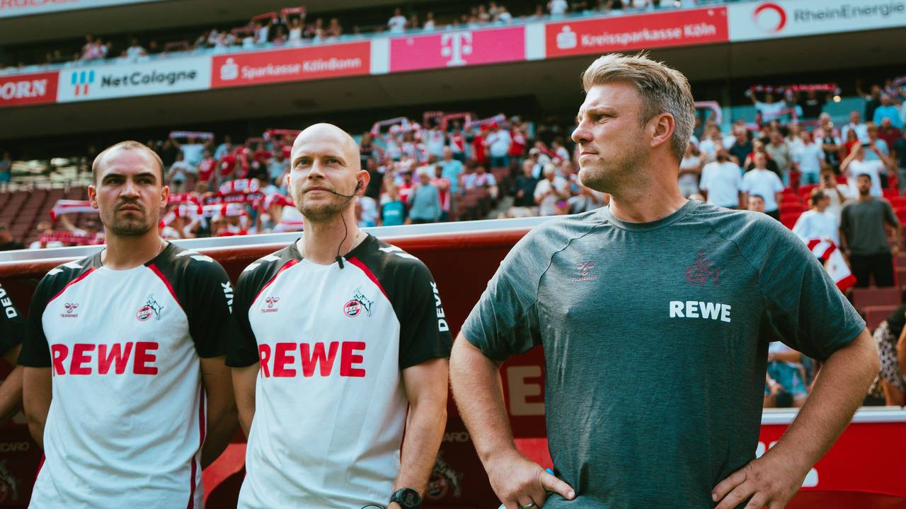Kölns Cheftrainer Lukas Kwasniok und seine Assistenten René Wagner und Hannes Dold (v.r.). Dold wurde nun seiner Aufgaben erst einmal entbunden.