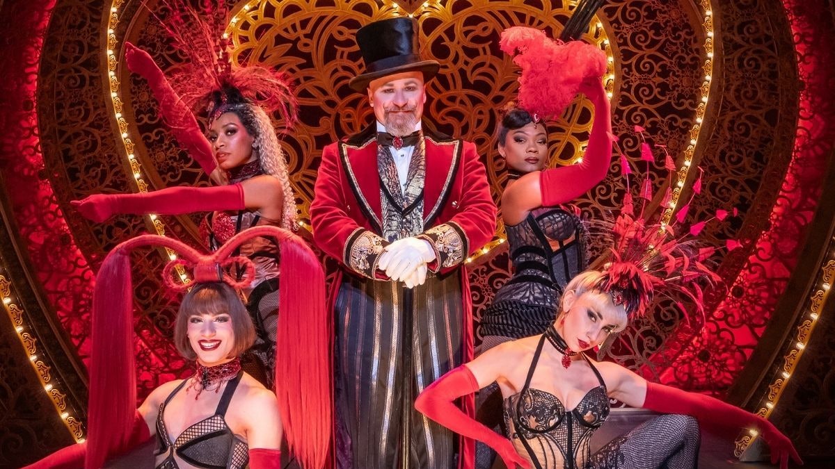 Darsteller von Moulin Rouge! Das Musical vor einem Herz-Bühnenbild: Gavin Turnbull, Azzurra Adinolfi, Ibi, Jahlisa Norton, Noei Lee