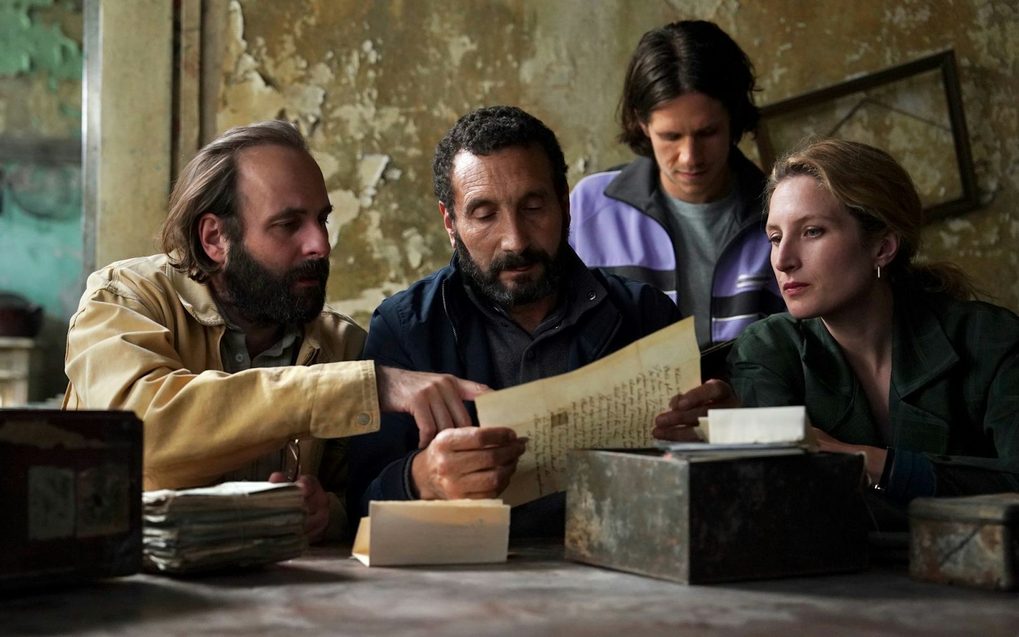 Guy (Vincent Macaigne, links), Abdel (Zinedine Soualem, Zweiter von links), Seb (Abraham Wapler) und Céline (Julia Piaton) finden Hinweise auf eine geheimnisvolle Vorfahrin. (Bild: STUDIOCANAL /Emmanuelle Jacobson-Roques)
