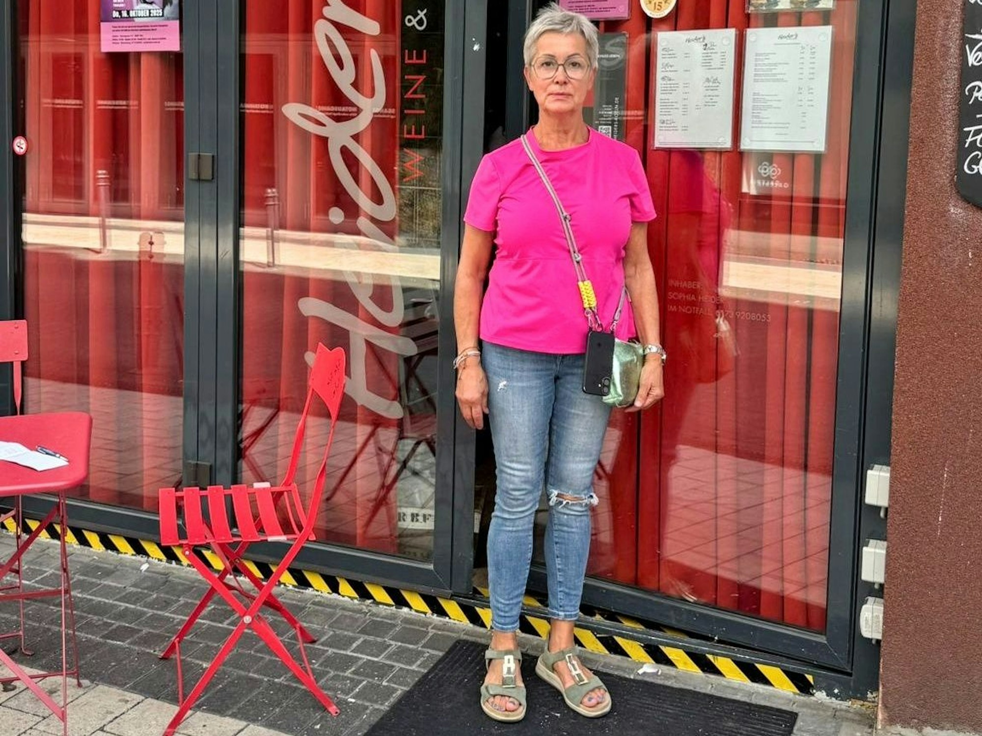 Pia Heider steht vor ihrem Lokal.