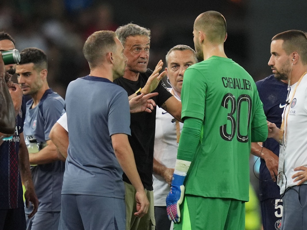 Luis Enrique redet auf Lucas Chevalier ein.