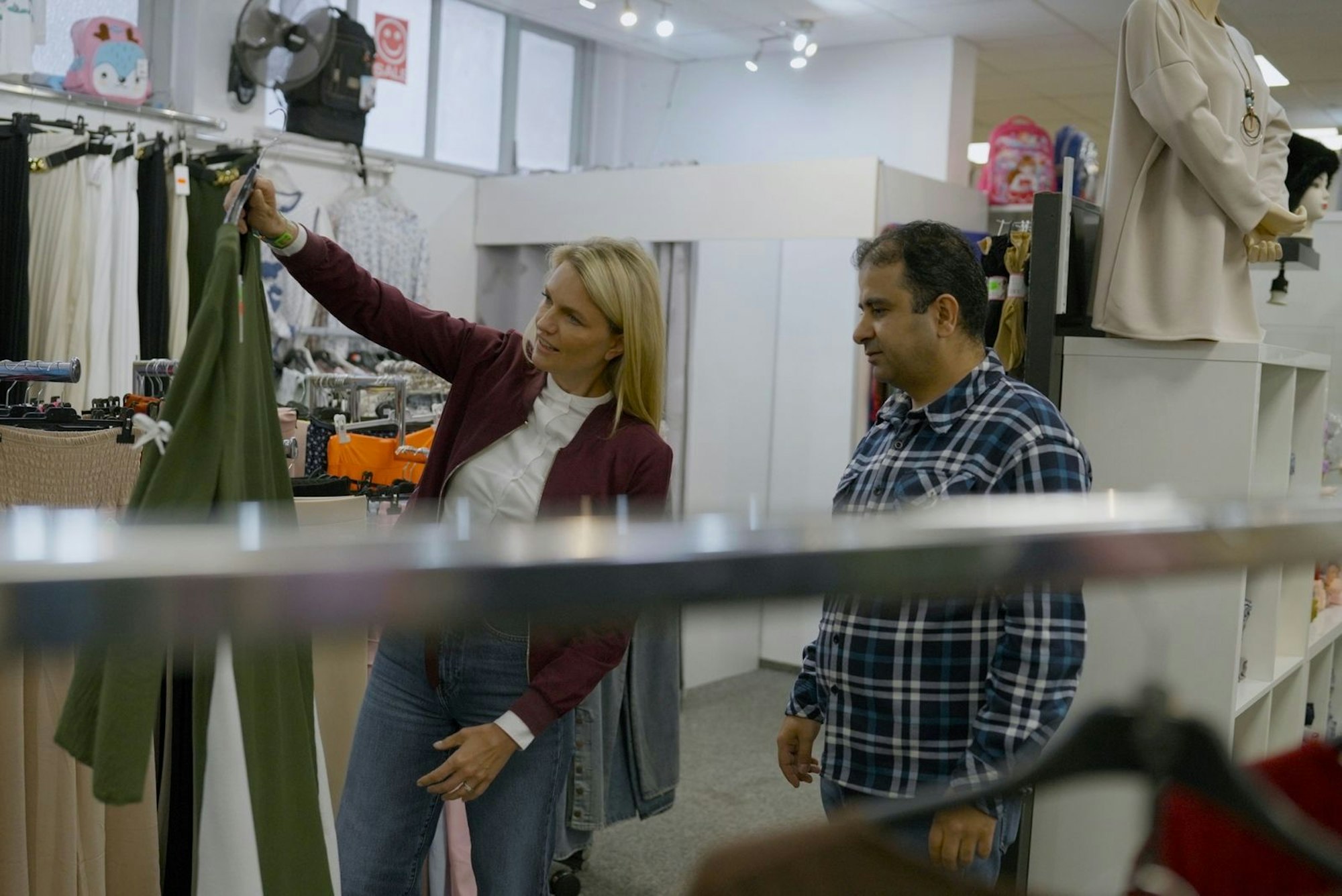 Sarah Tacke trifft Haithem Lafi der in Salzgitter ein Modegeschäft betreibt. (Bild: ZDF/Sebastian Wagner)