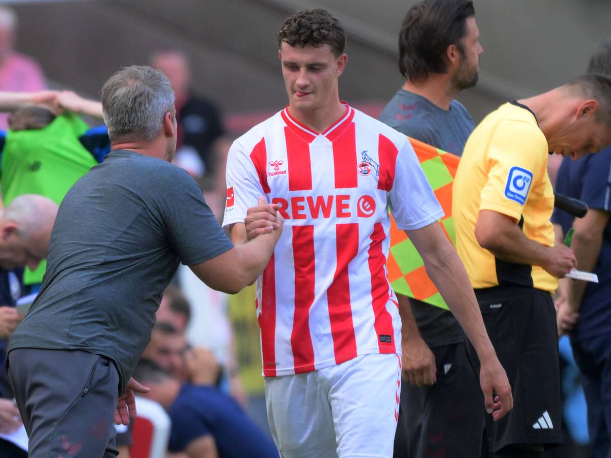 Trainer Lukas Kwasniok gibt mit Eric Martel nach dessen Auswechslung die Hand.