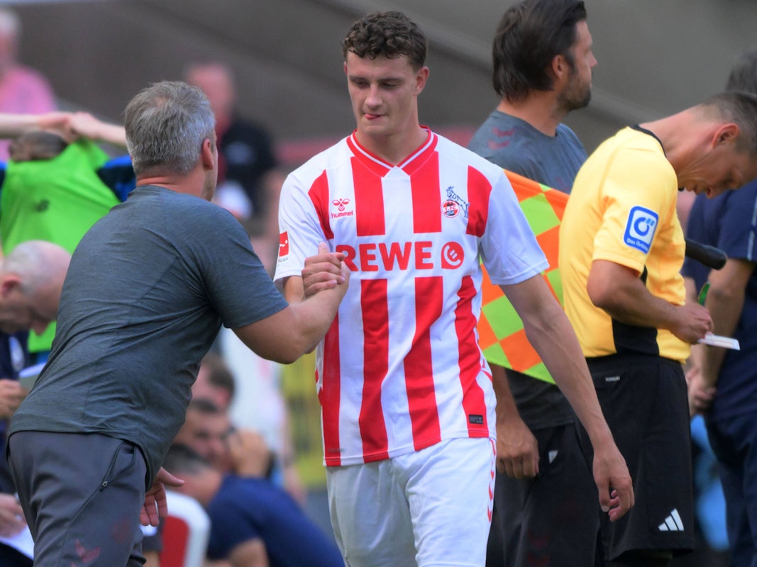 Trainer Lukas Kwasniok gibt mit Eric Martel nach dessen Auswechslung die Hand.