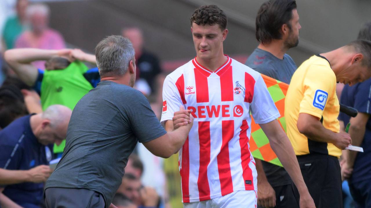 Trainer Lukas Kwasniok gibt mit Eric Martel nach dessen Auswechslung die Hand.