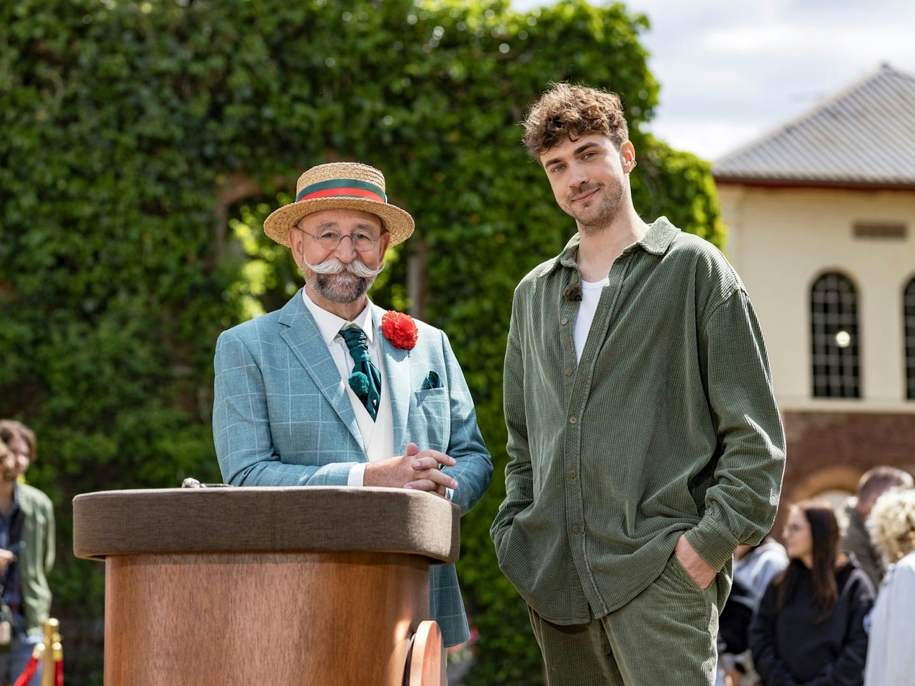 Gipfeltreffen mit sympathischen Käuzen: Mentalmagier Timon Krause (links) gelang das seltene Kunststück, Horst Lichter zeitweilig komplett aus dem Konzept zu bringen. (Bild: ZDF / Eugen Shkolnikov)