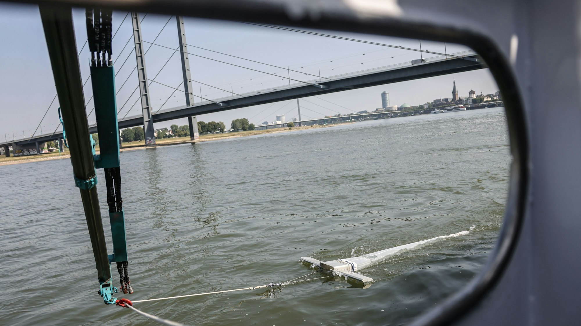 Ein Mantatrawl schwimmt neben dem Laborschiff des Landesamtes für Natur, Umwelt und Klima (LANUK), Max Prüss im Rhein.