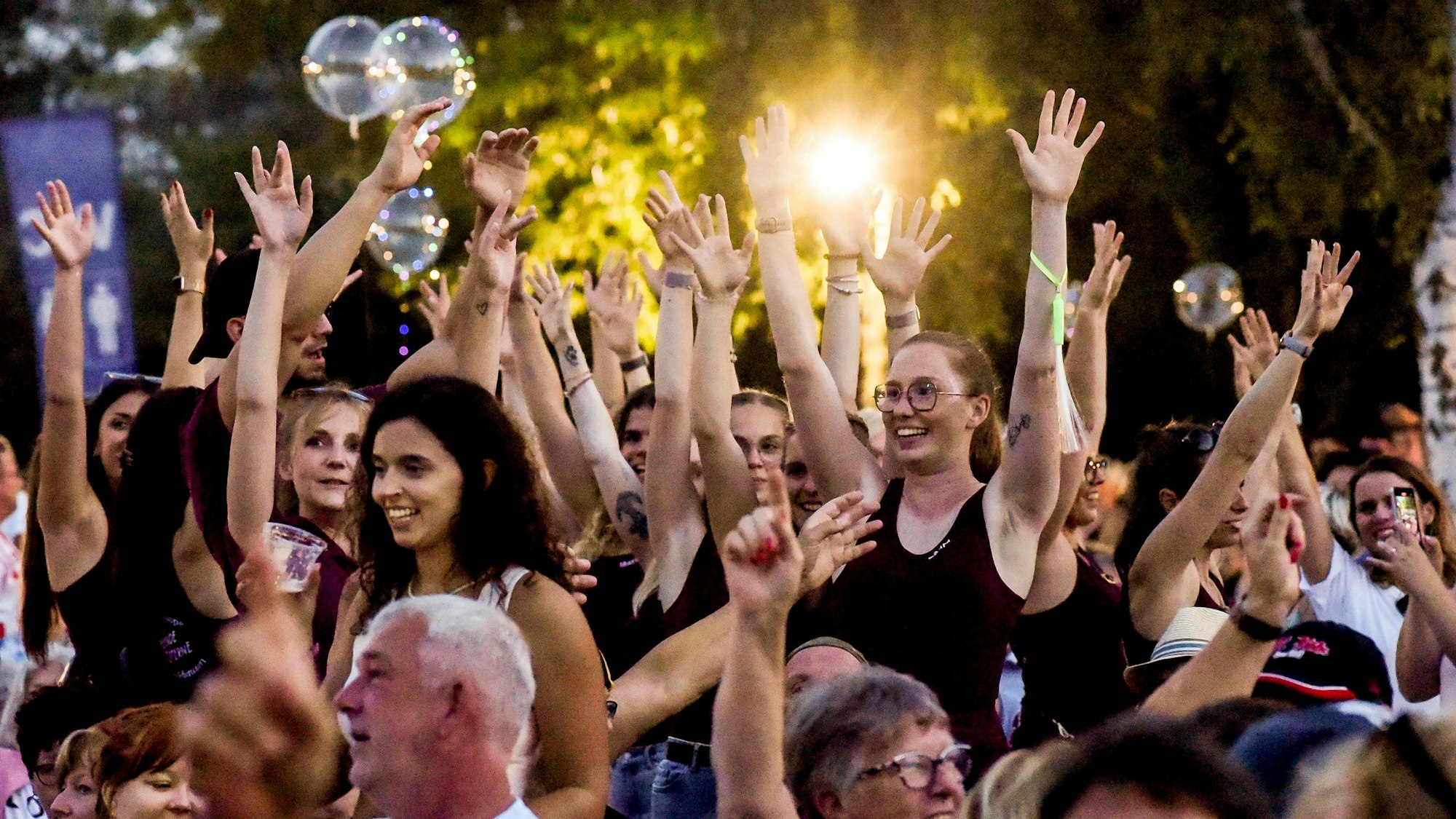 Das Foto zeigt feierndes Publikum mit hochgerissenen Armen bei der Kölschen Nacht.