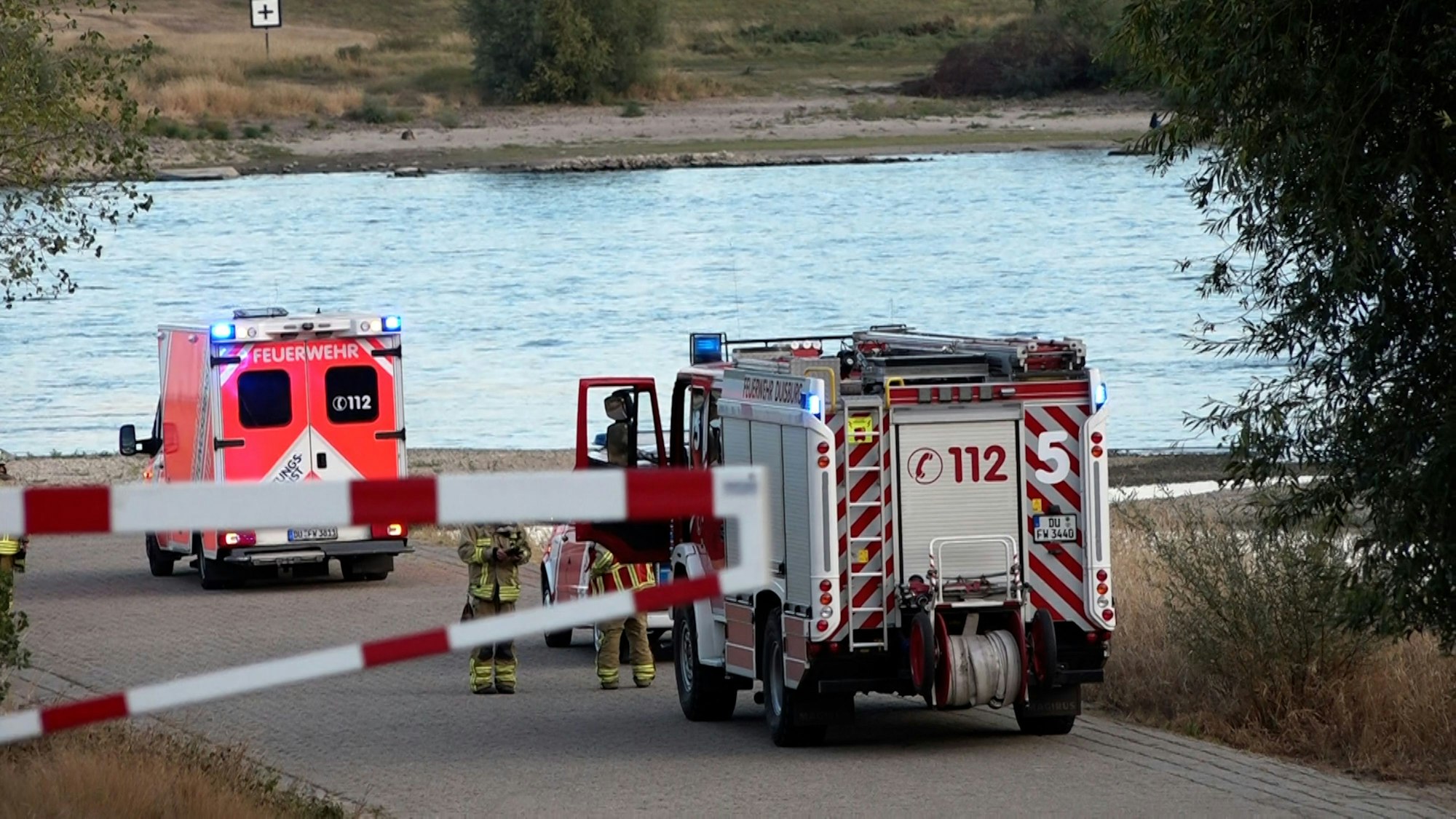 Einsatzkräfte der Feuerwehr am Rhein (Symbolfoto). Auf dem Rhein wurde eine mysteriöse Substanz entdeckt.