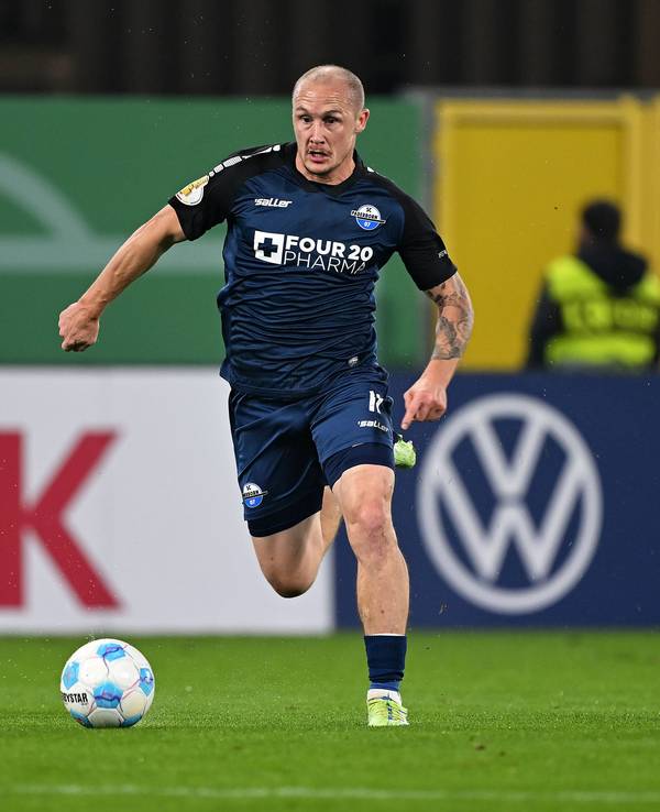 Derrick Köhn im Duell um den Ball mit Sven Michel.