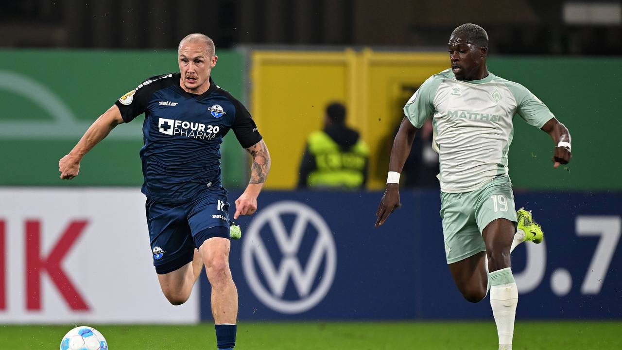 Derrick Köhn im Duell um den Ball mit Sven Michel.