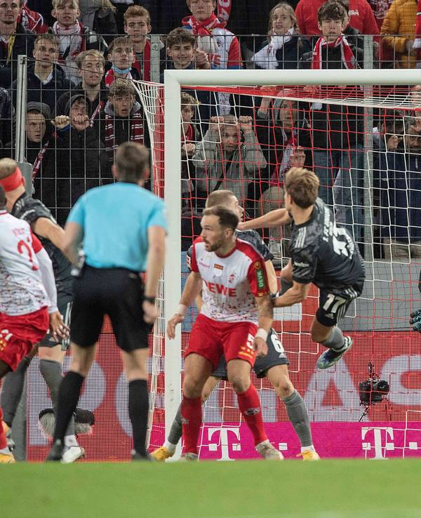 Andreas Luthe versucht vergeblich, einen Modeste-Kopfball zu parieren.