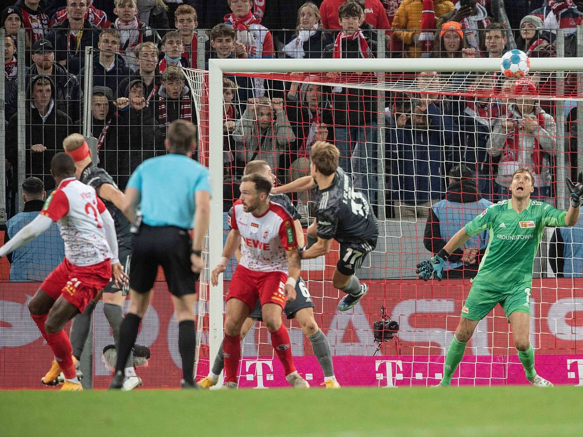 Andreas Luthe versucht vergeblich, einen Modeste-Kopfball zu parieren.