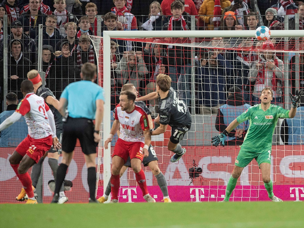 Andreas Luthe versucht vergeblich, einen Modeste-Kopfball zu parieren.