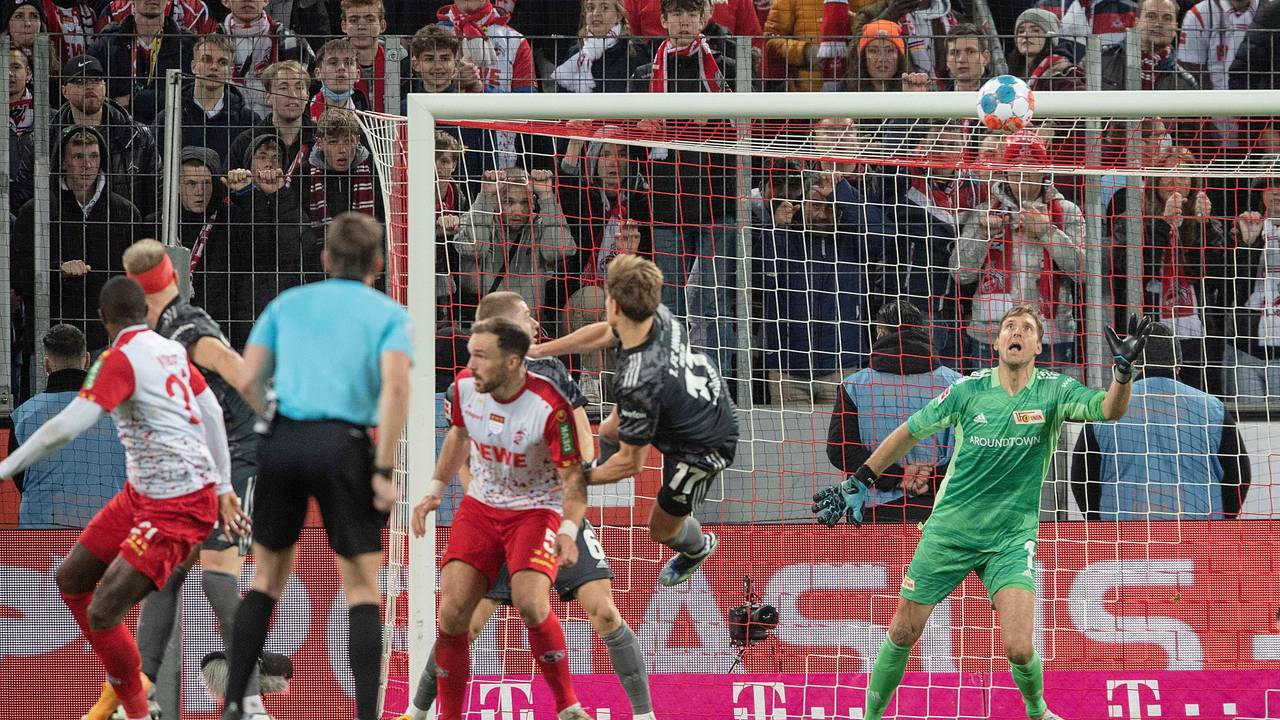 Andreas Luthe versucht vergeblich, einen Modeste-Kopfball zu parieren.