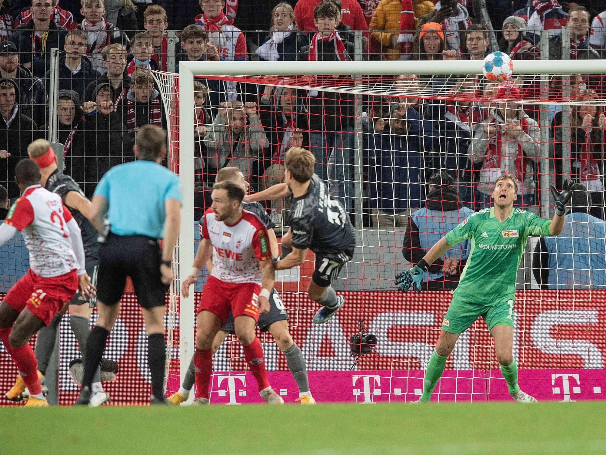 Andreas Luthe versucht vergeblich, einen Modeste-Kopfball zu parieren.