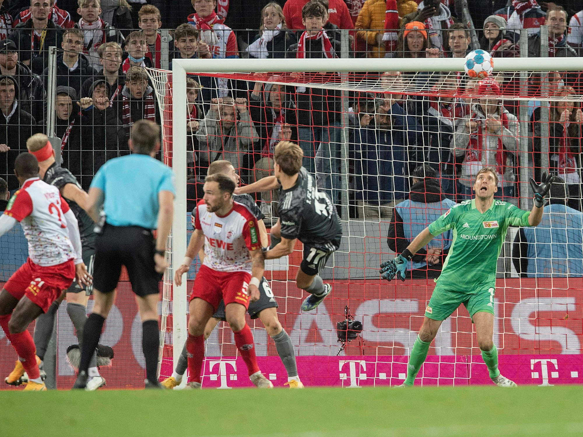 Andreas Luthe versucht vergeblich, einen Modeste-Kopfball zu parieren.