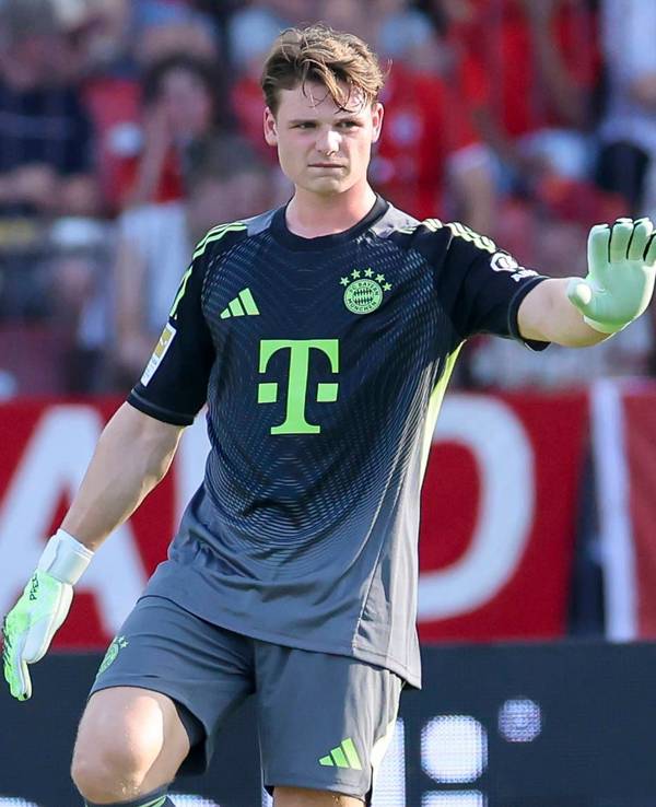 Jonas Urbig macht eine Warte-Geste mit seiner linken Hand.