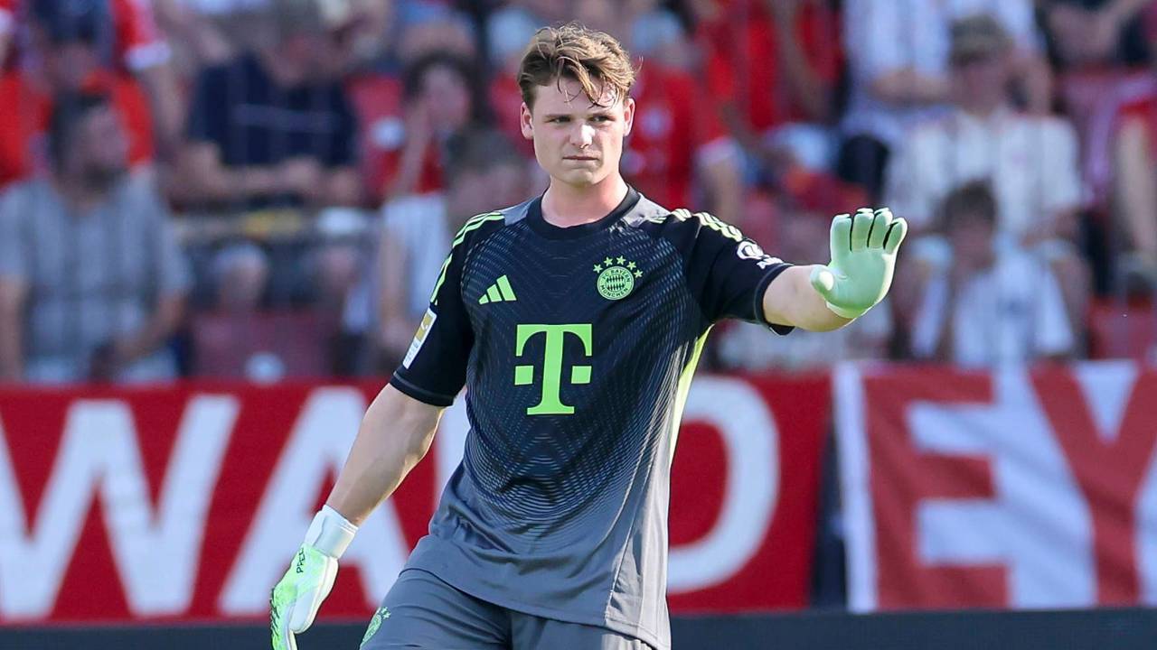 Jonas Urbig macht eine Warte-Geste mit seiner linken Hand.