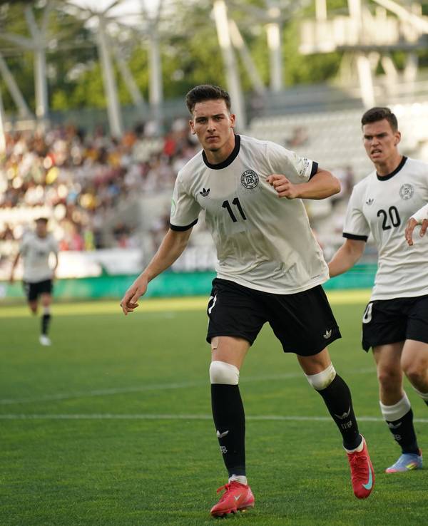 Taylan Bulut (r.) jubelt mit seinen Teamkollegen.