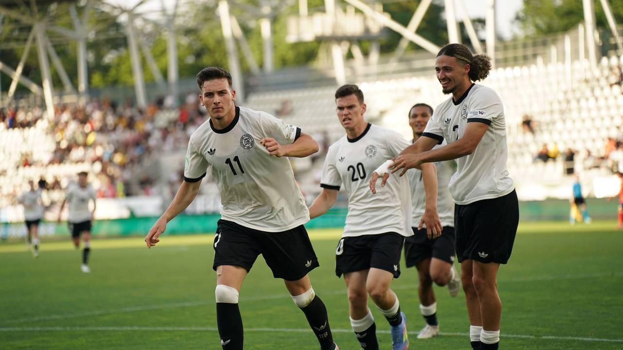 Taylan Bulut (r.) jubelt mit seinen Teamkollegen.
