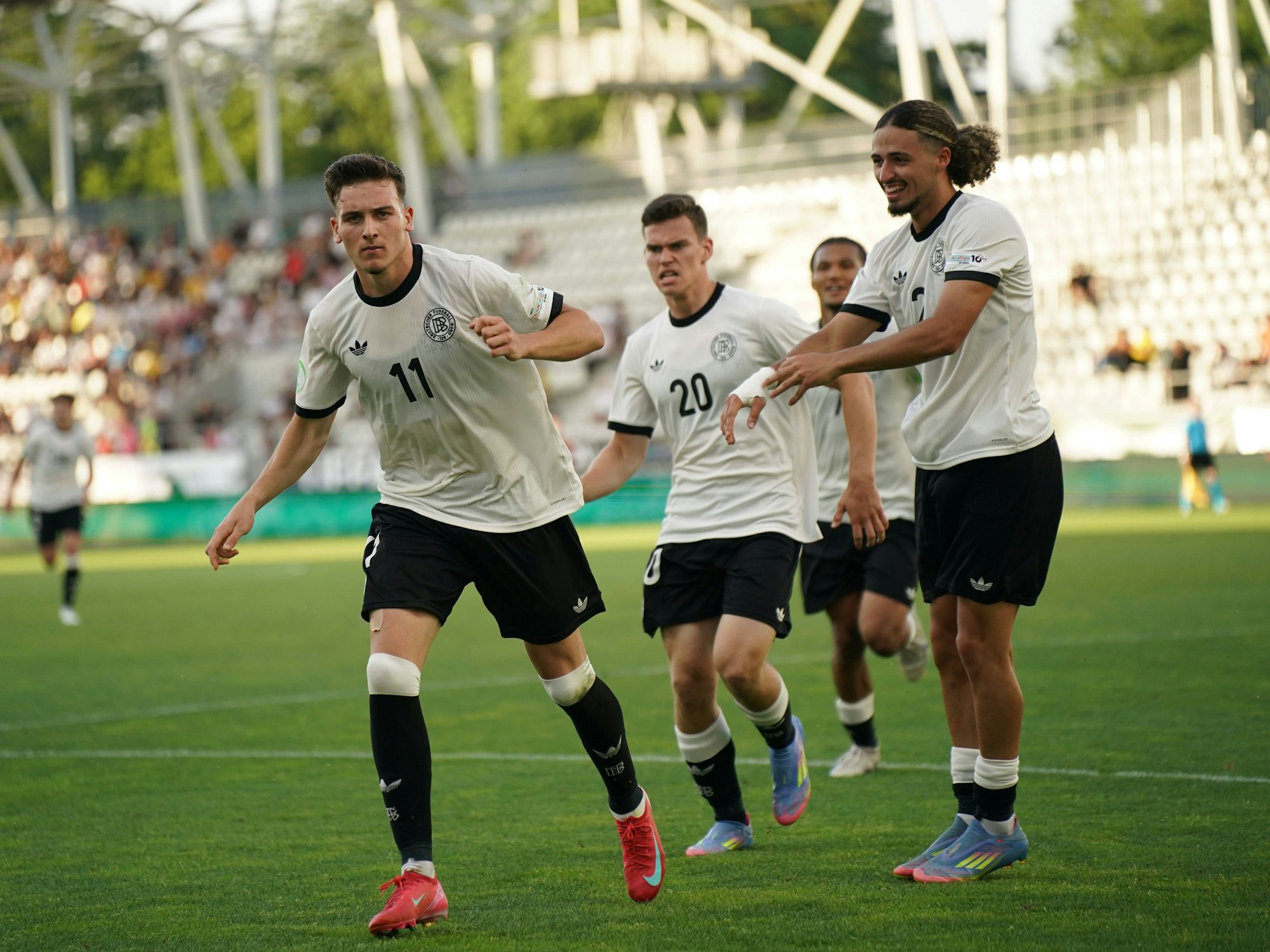 Taylan Bulut (r.) jubelt mit seinen Teamkollegen.
