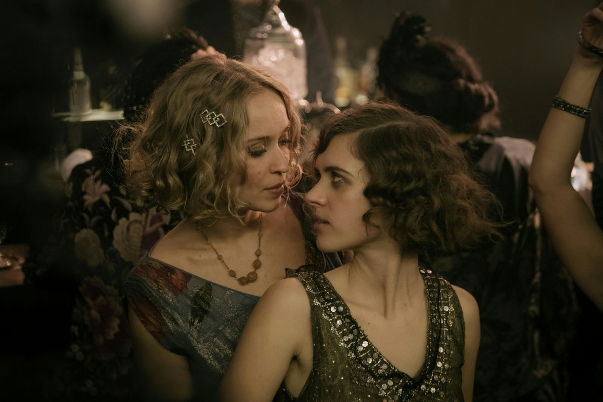 In der dritten Staffel der Erfolgsserie „Babylon Berlin“ (ARD) brillierte Caro Cult (31, links) als Tänzerin an der Seite von Hauptdarstellerin Liv Lisa Fries (43). (Bild: Frédéric Batier, ARD/SKY)