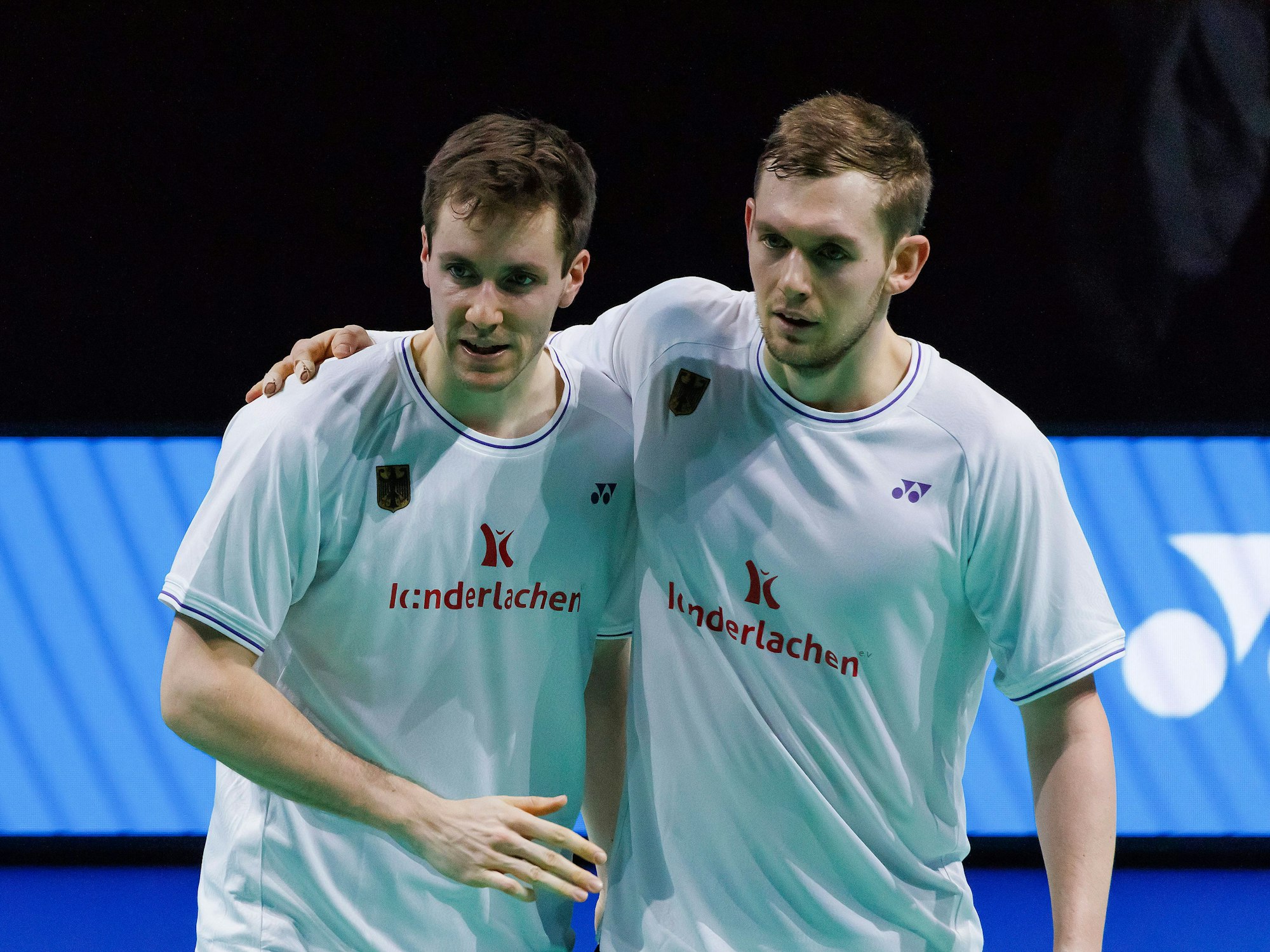 Marvin Seidel (r.) und Mark Lamsfuß Arm in Arm.