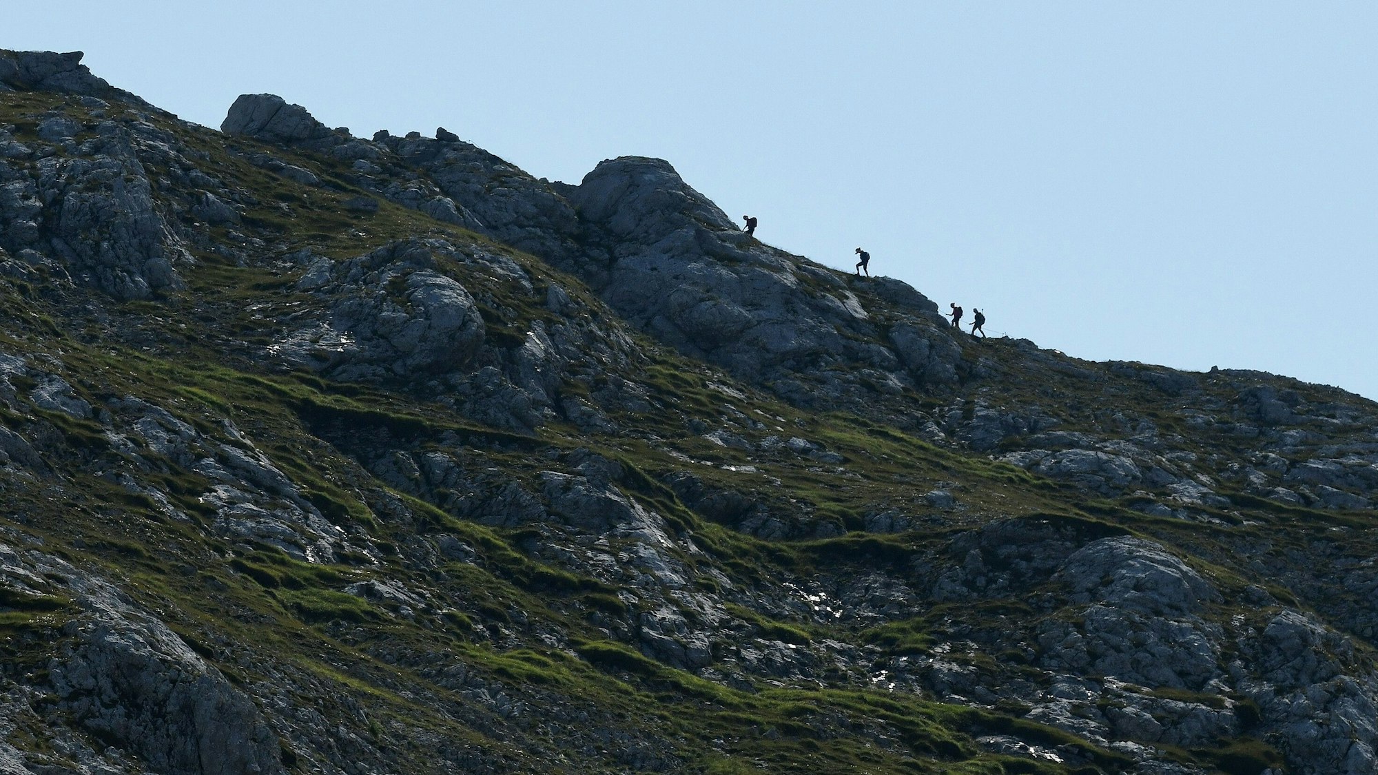 ARCHIV - Touren sollten früh am Tag geplant werden, da die Gewittergefahr am Nachmittag deutlich steigt. (zu dpa: «Wolken im Blick: Gewittergefahr am Berg ernst nehmen») Foto: Angelika Warmuth/dpa/dpa-tmn - Honorarfrei nur für Bezieher des dpa-Themendienstes +++ dpa-Themendienst +++