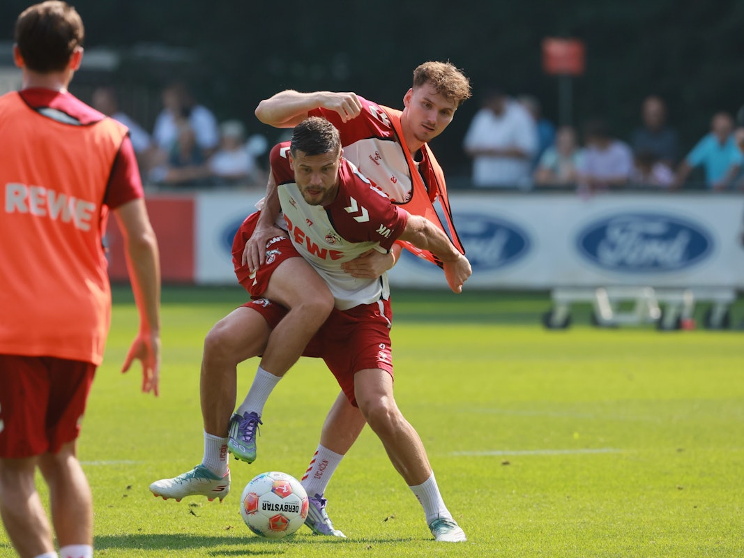Rav van den Berg beackert am Donnerstag bei seiner Trainings-Premiere Imad Rondic.