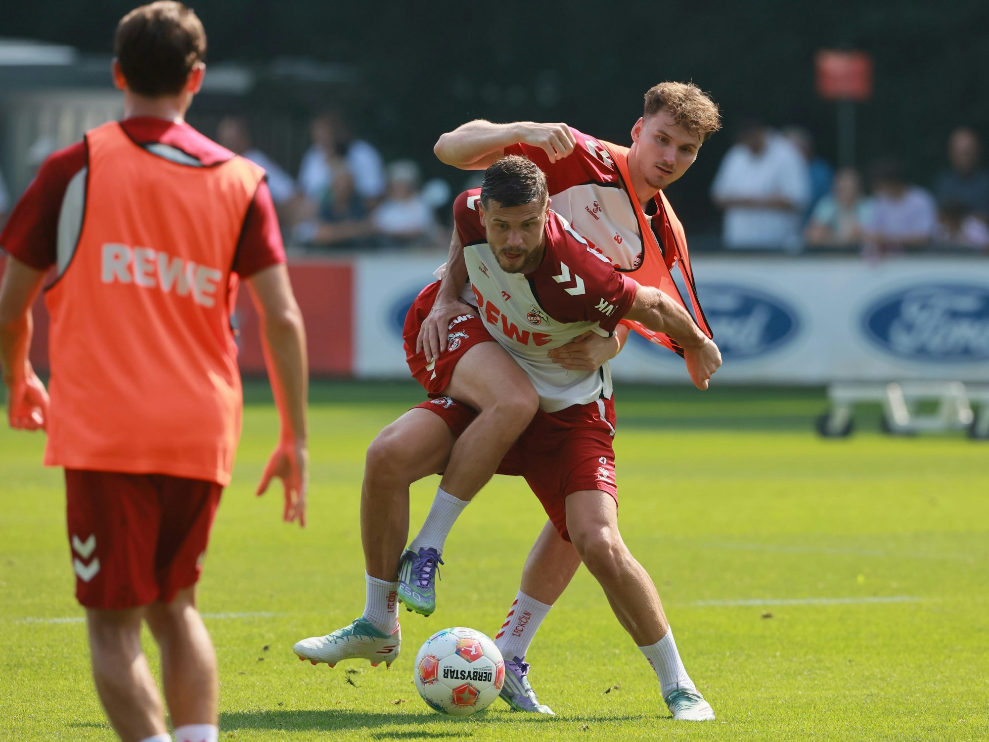 Rav van den Berg beackert am Donnerstag bei seiner Trainings-Premiere Imad Rondic.