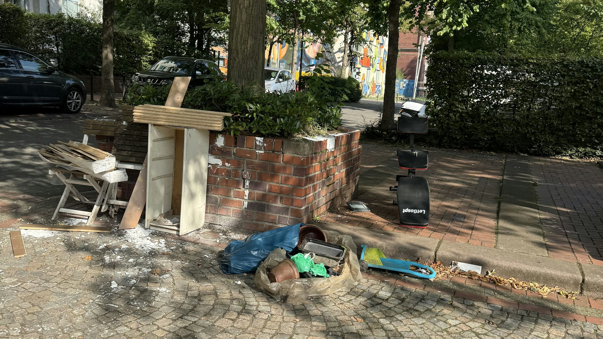 In der Südstadt wurden Büromöbel und anderer Sperrmüll dreist auf der Straße entsorgt.
