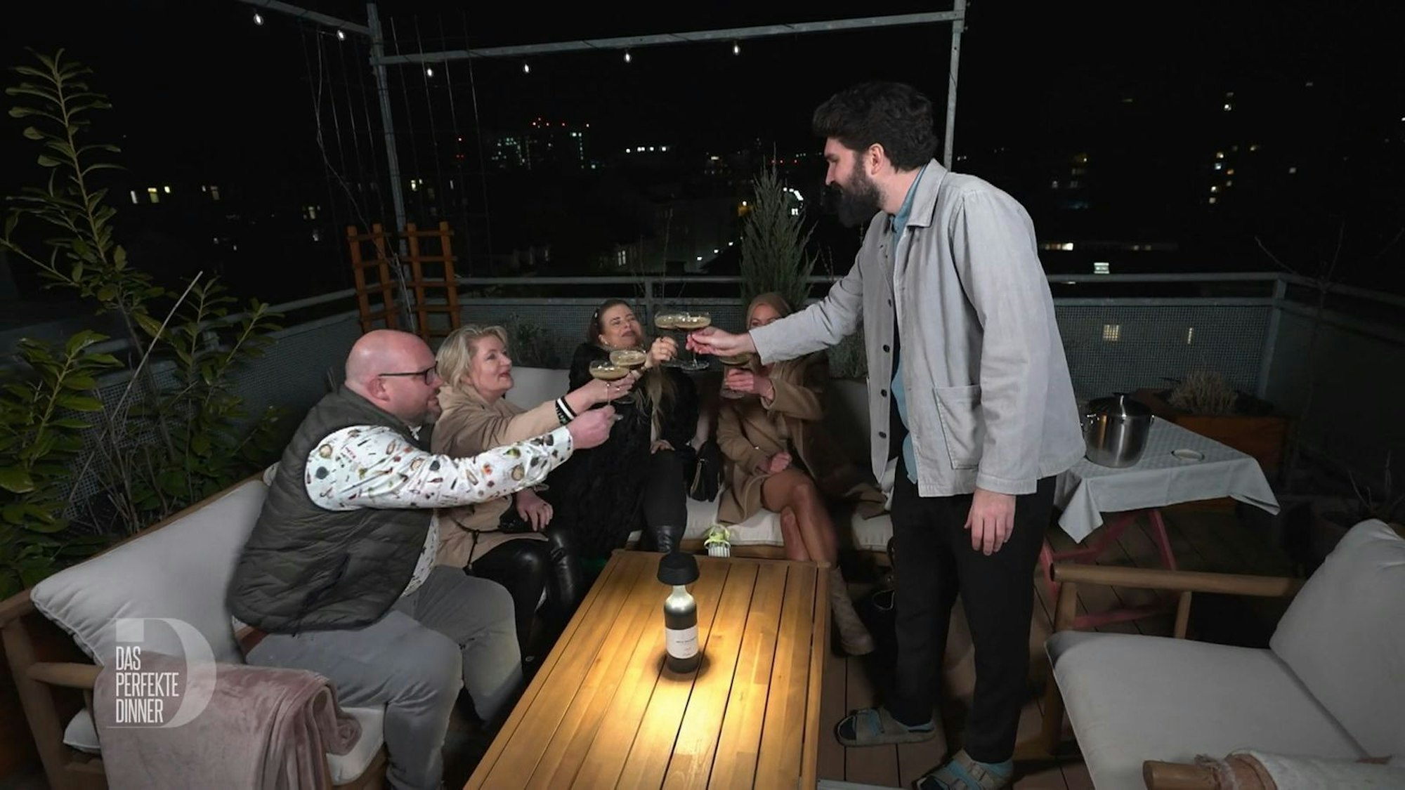 Graz bei Nacht und ein Espresso-Martini - der perfekte Start für ein perfektes Dinner. Von links: Christian, Maria, Armina, Birgit und Armin.
(Bild: RTL)