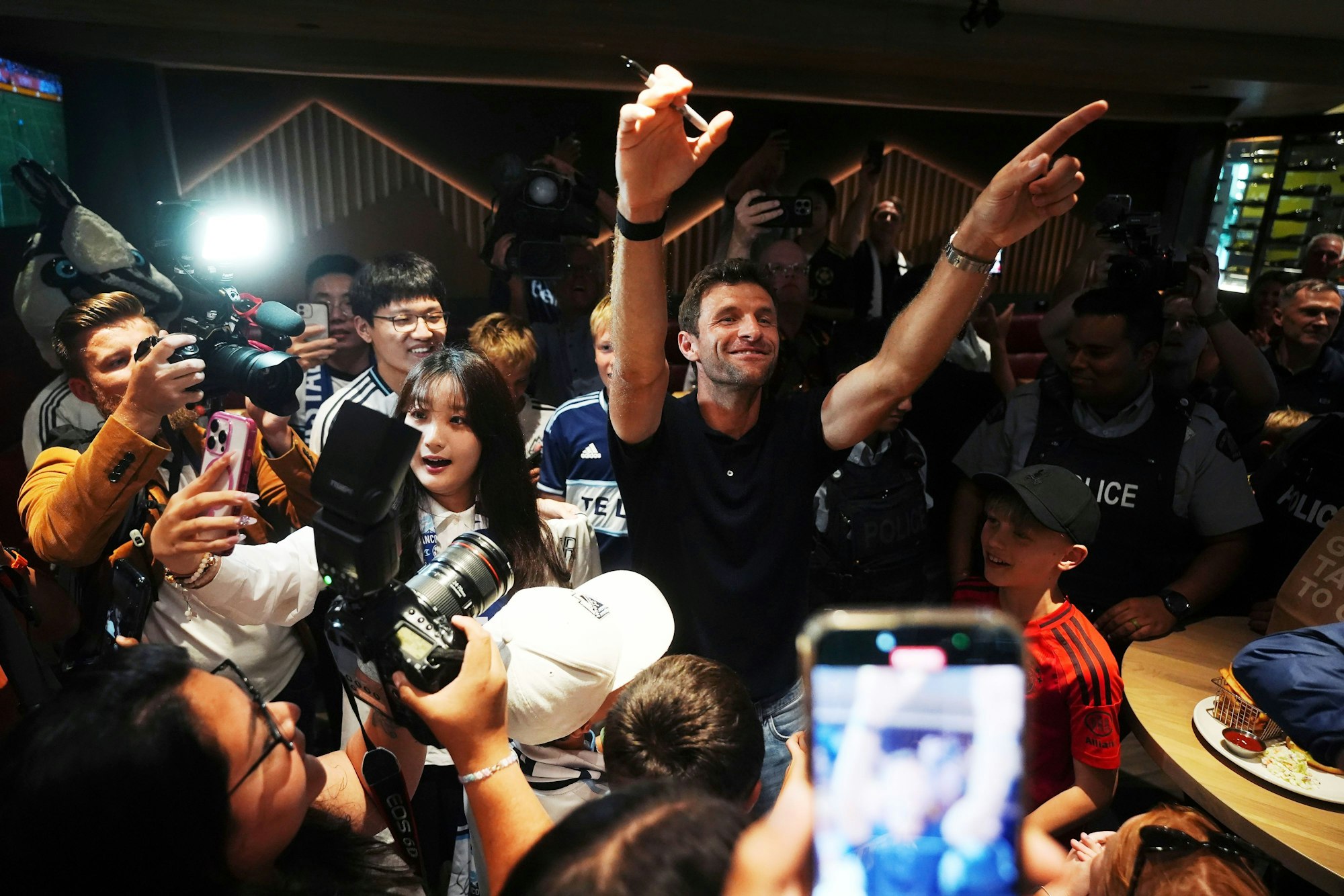 Thomas Müller verbringt Zeit mit den Fans bei seiner Ankunft aus Deutschland am Vancouver International Airport.