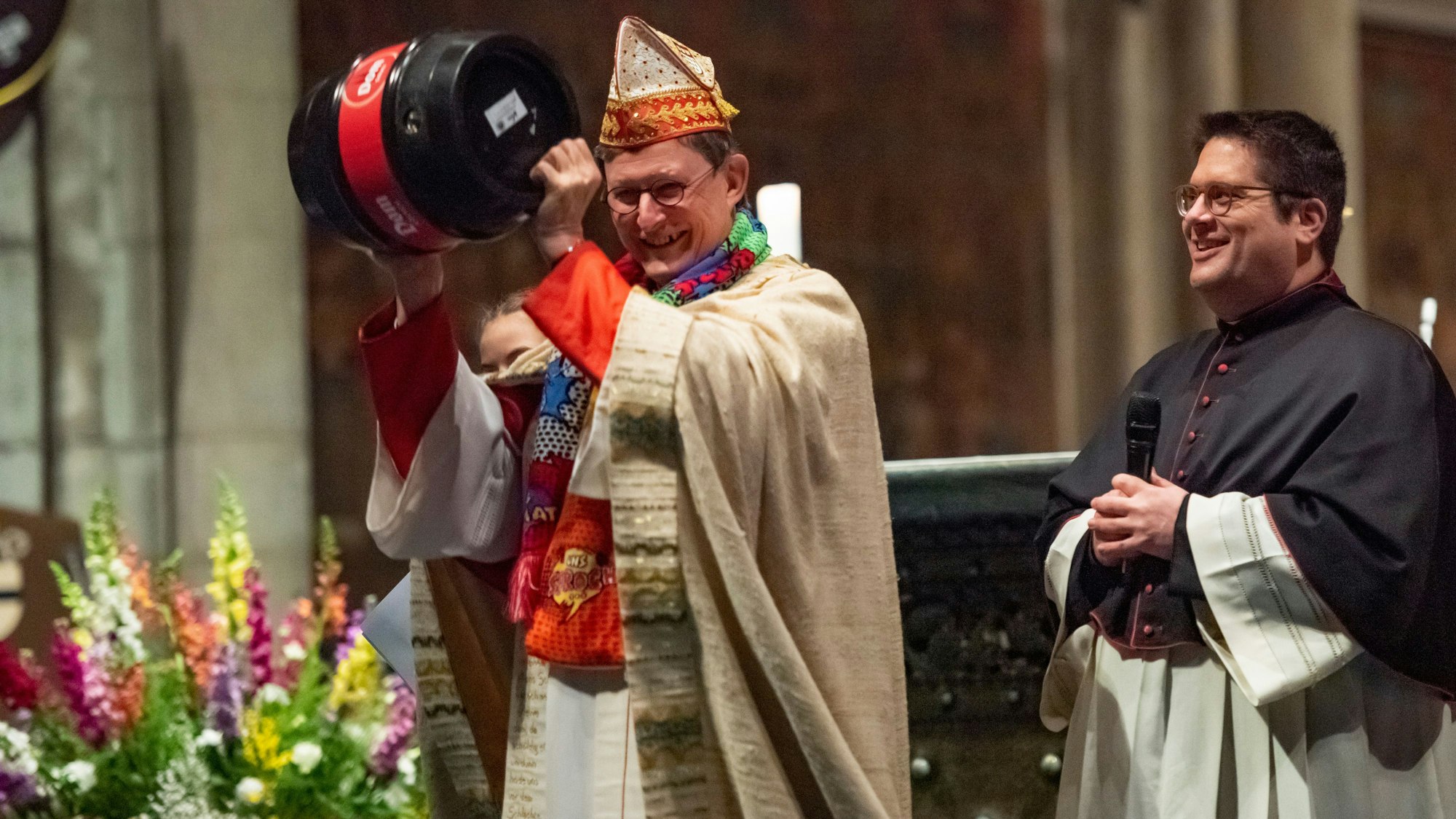 Kardinal Woelki mit Kölschfass „Pittermännchen“ beim ökumenischen Gottesdienst der Karnevalisten im Kölner Dom.