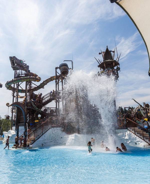 Blick auf den Wasserpark „Rulantica“ im Europa-Park. Von dort soll ein Mann sein Mädchen weggelockt und in einem Wald missbraucht haben.