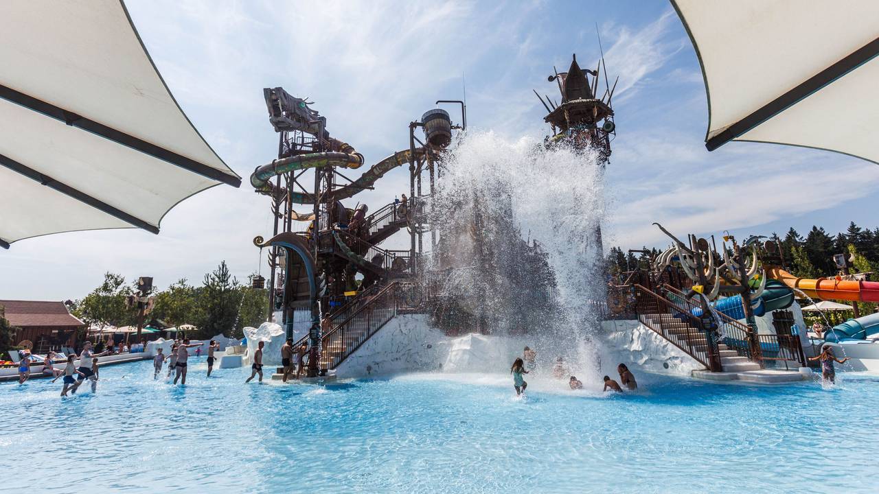 Blick auf den Wasserpark „Rulantica“ im Europa-Park. Von dort soll ein Mann sein Mädchen weggelockt und in einem Wald missbraucht haben.