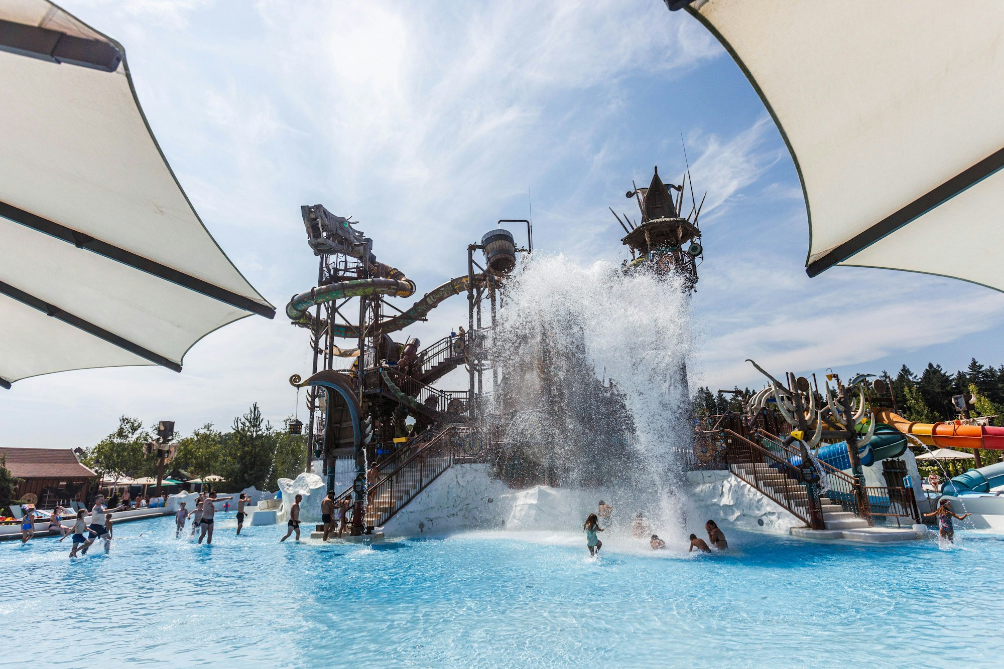 Blick auf den Wasserpark „Rulantica“ im Europa-Park. Von dort soll ein Mann sein Mädchen weggelockt und in einem Wald missbraucht haben.