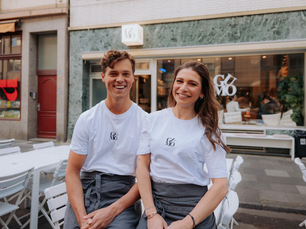 Jana Wosnitza sitzt mit Bastian Staunau vor dem GuMo.