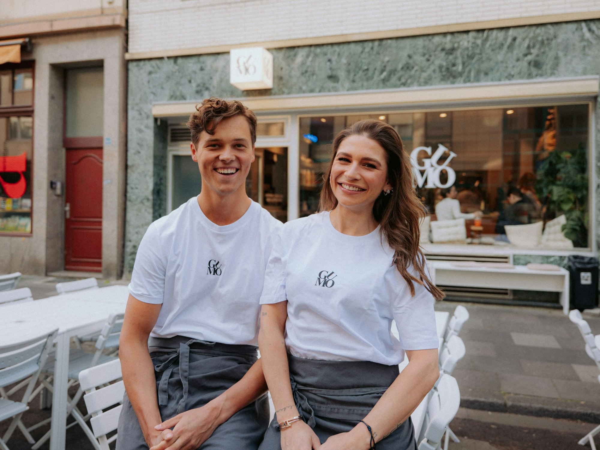 Jana Wosnitza sitzt mit Bastian Staunau vor dem GuMo.