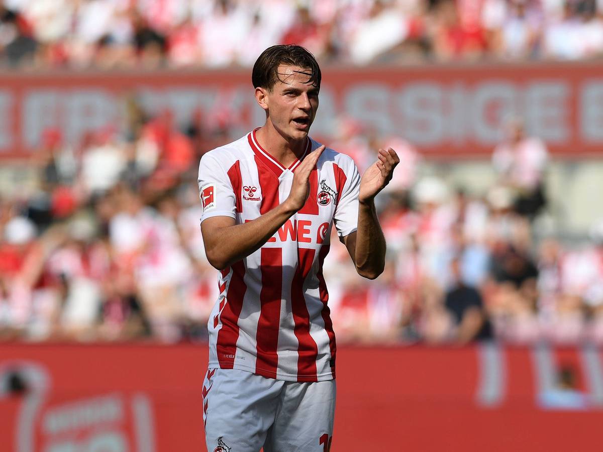 Jakub Kaminski klatscht bei einem Spiel des 1. FC Köln.