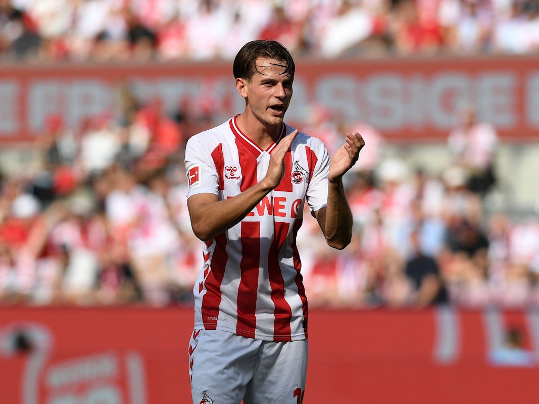 Jakub Kaminski klatscht bei einem Spiel des 1. FC Köln.