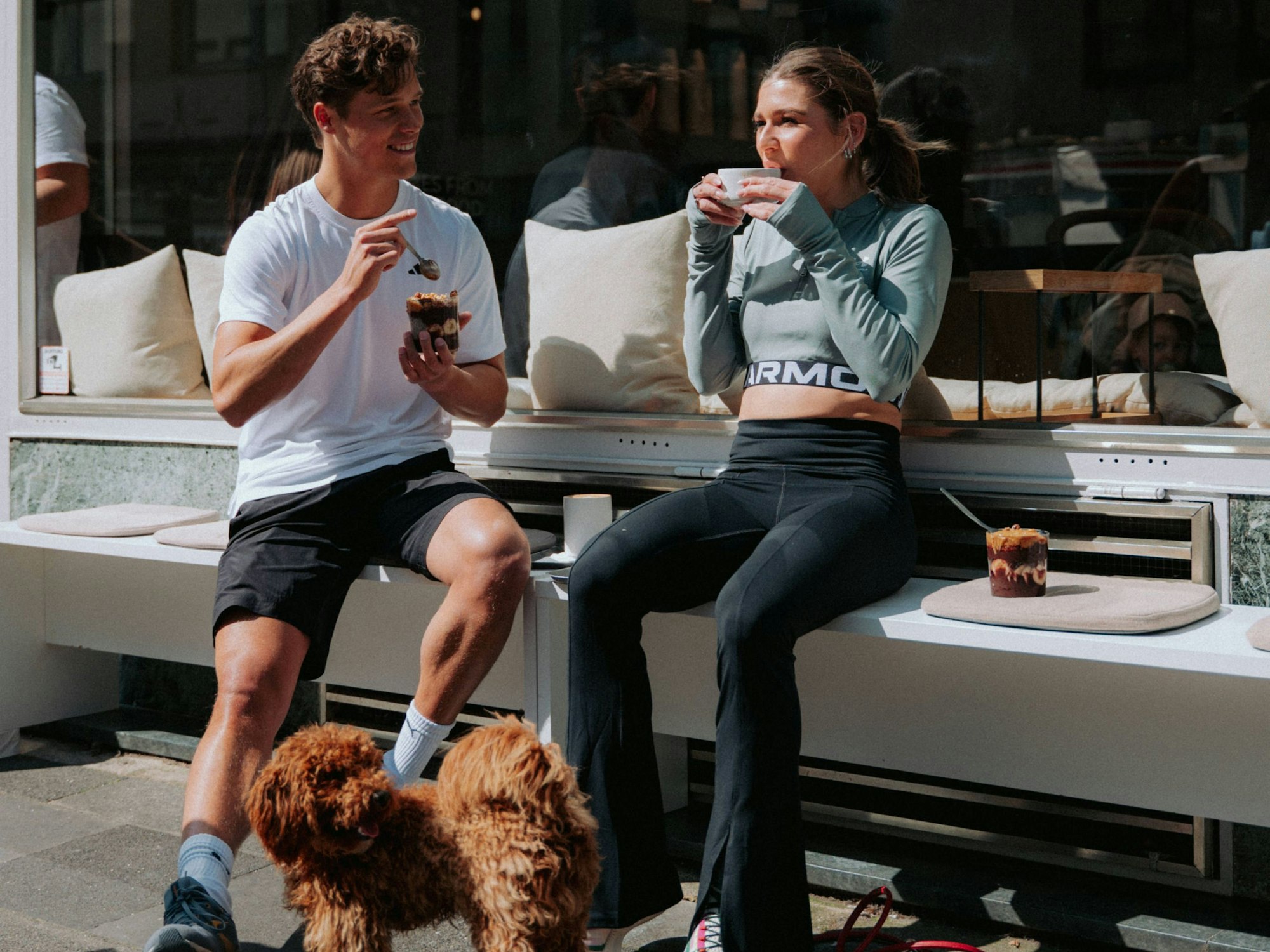 Jana Wosnitza trinkt einen Kaffee vor dem GuMo in Köln.