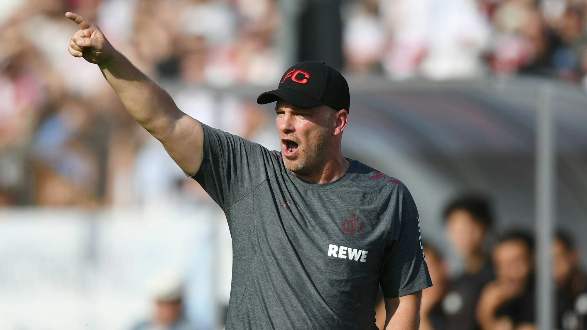 Lukas Kwasniok streckt den rechten Arm in die Luft