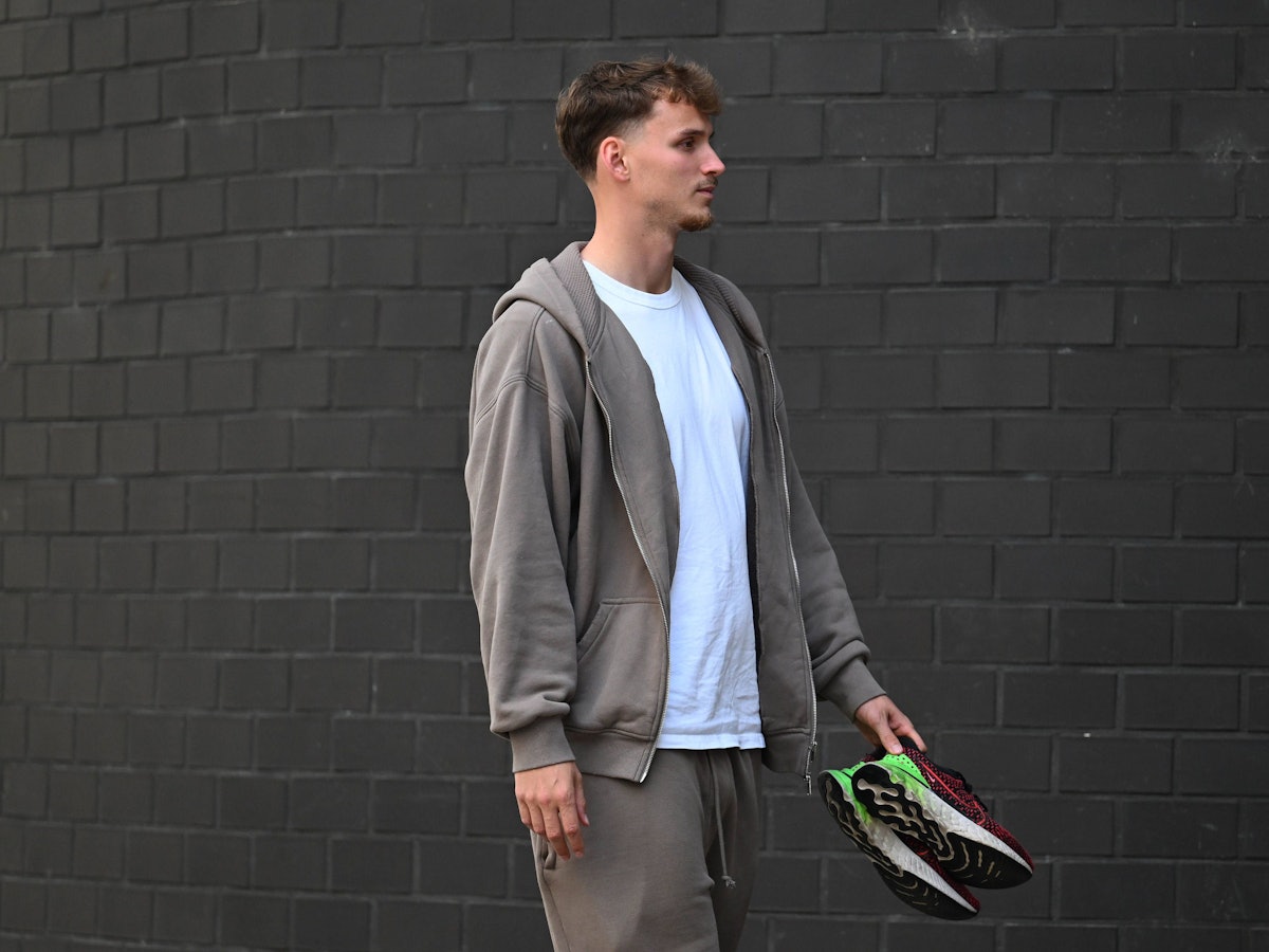 Rav van den Berg in Straßenkleidung auf dem Weg zum Medizincheck beim FC.