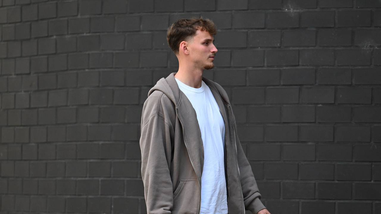 Rav van den Berg in Straßenkleidung auf dem Weg zum Medizincheck beim FC.